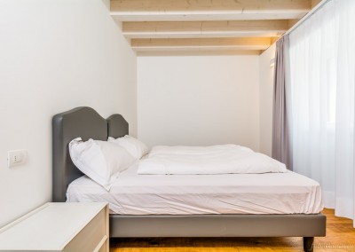 Parquet di vero legno non laminato in tutte le stanze, anche in camera da letto.