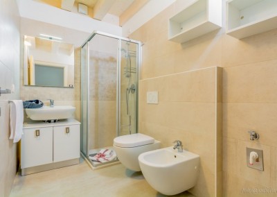 Il bagno è fornito di ogni comfort e di tutta la biancheria necessaria per il soggiorno.